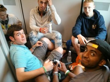 2 guys from England, 2 french and one Australian in the corridor during the train to Berlin