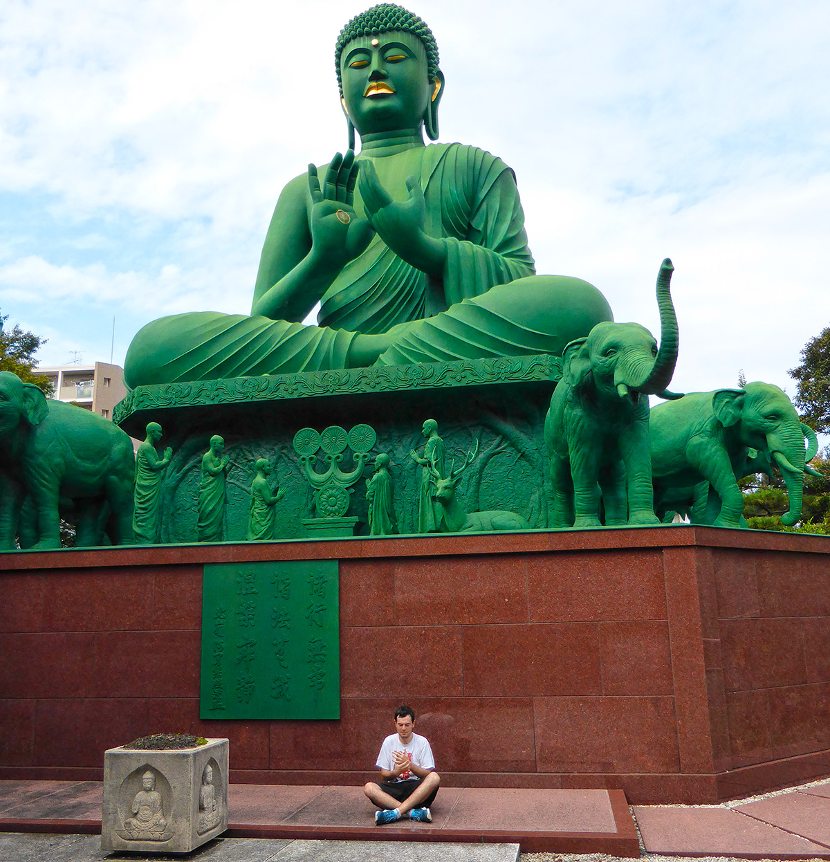 Nagoya bouddha square with Julien