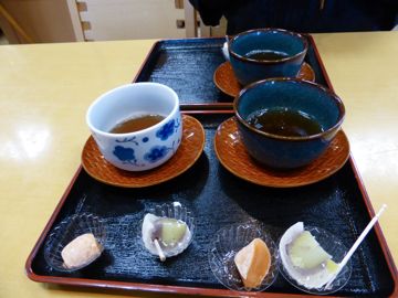 Tea and mochi (Kaki <3)
