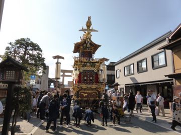 Autumn festival 'chariot' with the kids playing music