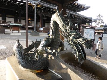 Dragoon fountain in Higashi Hongan-ji